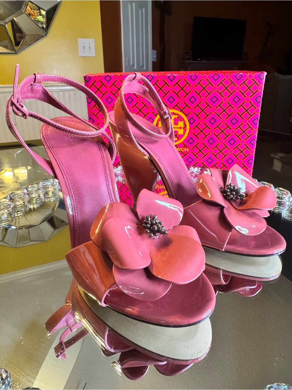 Tory Burch Flower-heeled Patent Leather Ankle-strap Sandals In Light Berry. 8 - Picture 3 of 14